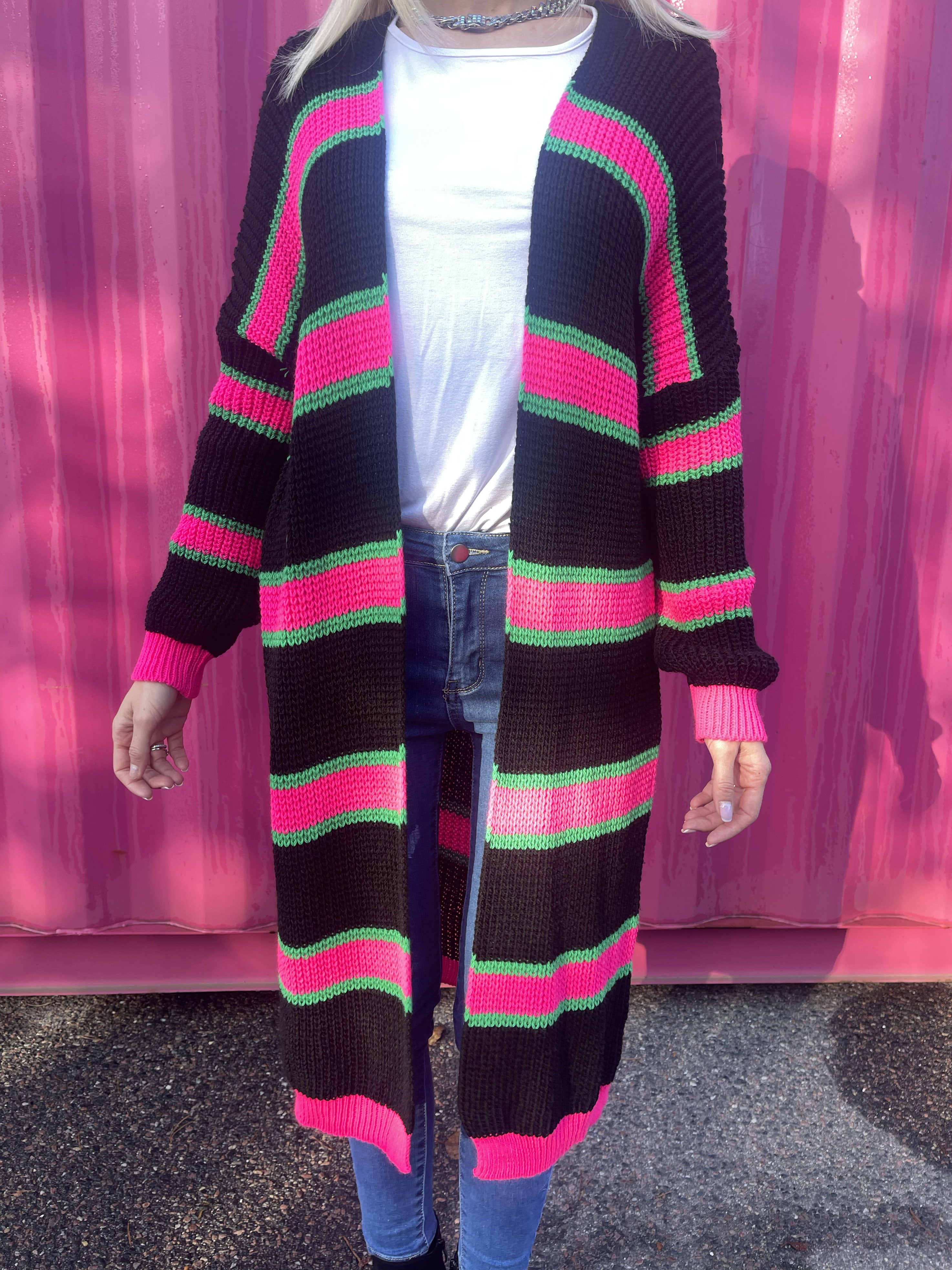 Belle - Lång stickad cardigan i plus size med färgade ränder